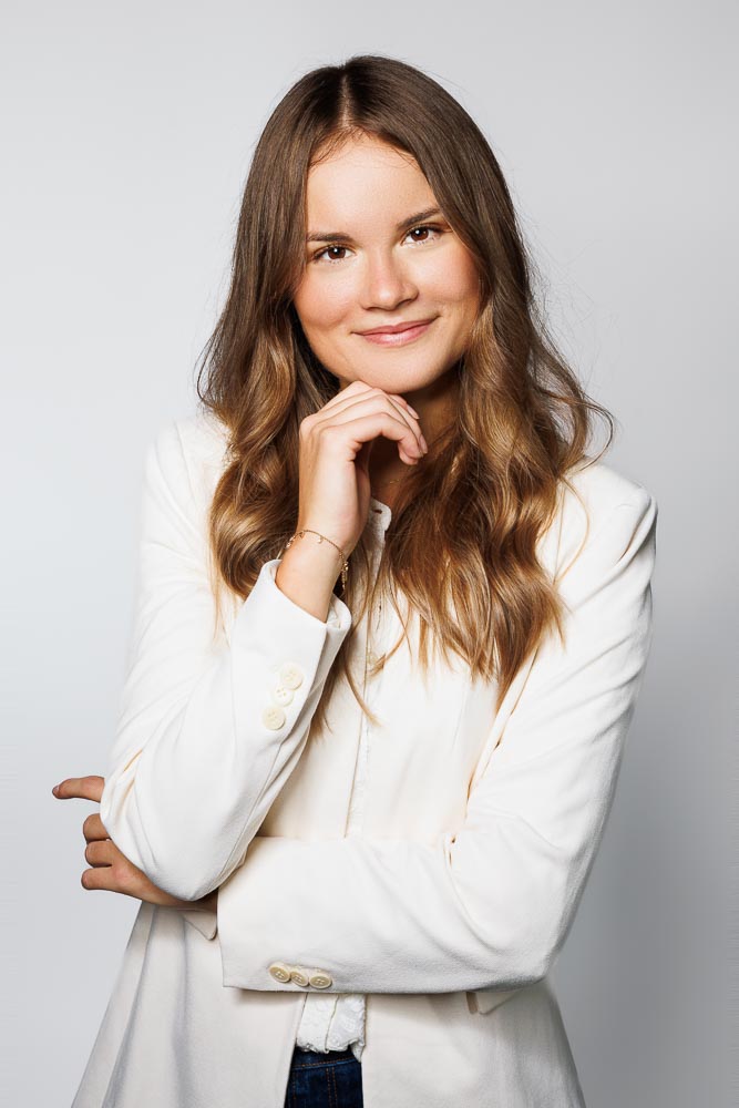 Image de portrait institutionnel avec pose détendue et expression crédible dans un environnement professionnel