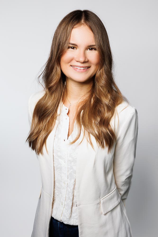 Portrait business en studio, mettant en avant une coiffure soignée et un style élégant et intemporel