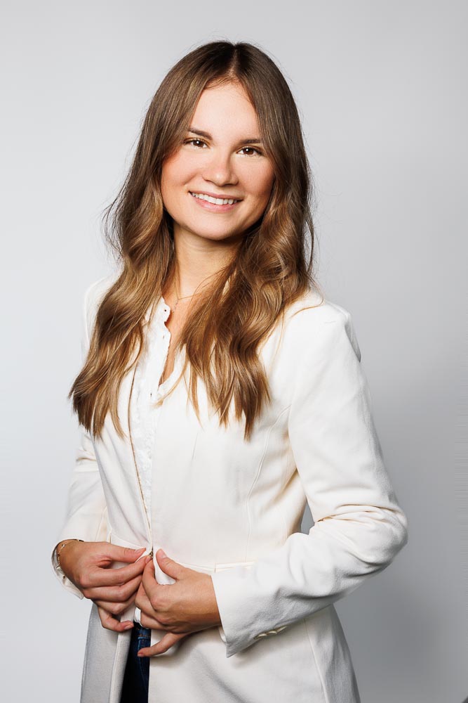 Séance photo corporate avec fond sobre, tenue professionnelle et gestuelle authentique pour valoriser l’image