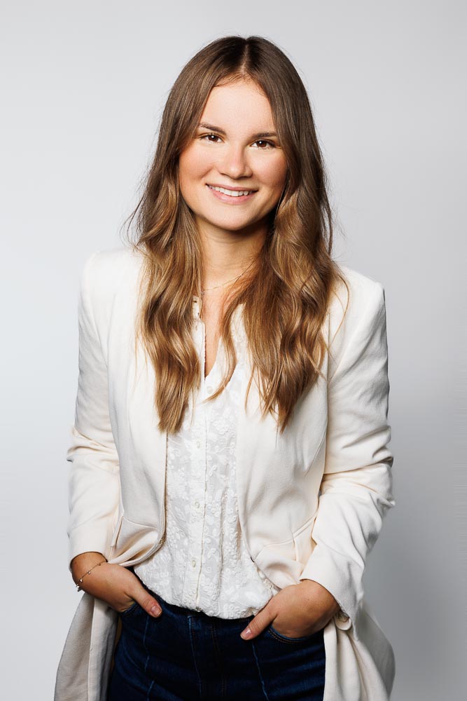 Portrait professionnel en éclairage maîtrisé, expression naturelle et regard confiant en studio