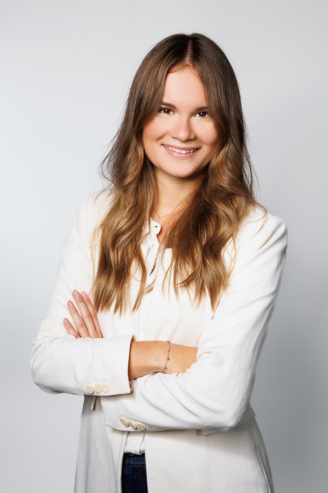 Portrait corporate en studio avec posture assurée dans un cadre épuré à Paris 2e arrondissement