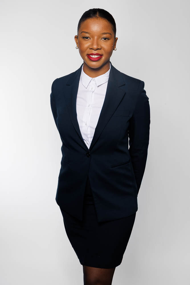 Membre du personnel commercial navigant capturée avec lumière douce, portrait moderne à Paris