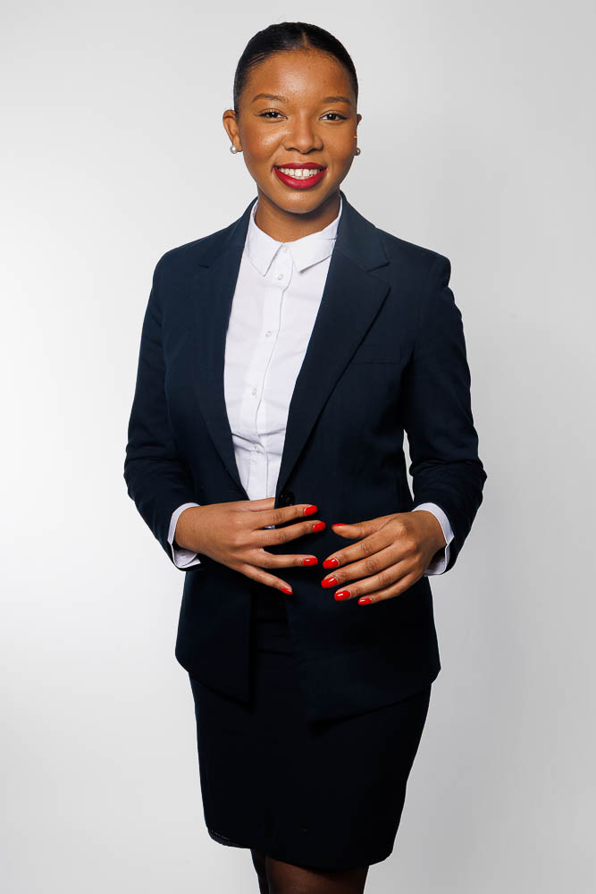 Portrait professionnel d'hôtesse de l’air avec expression confiante en studio à Paris