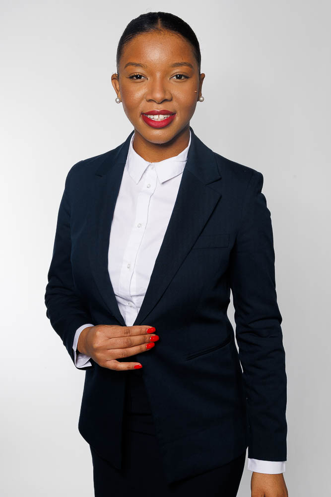 Steward accueillant posant dans un style moderne pour candidature PNC