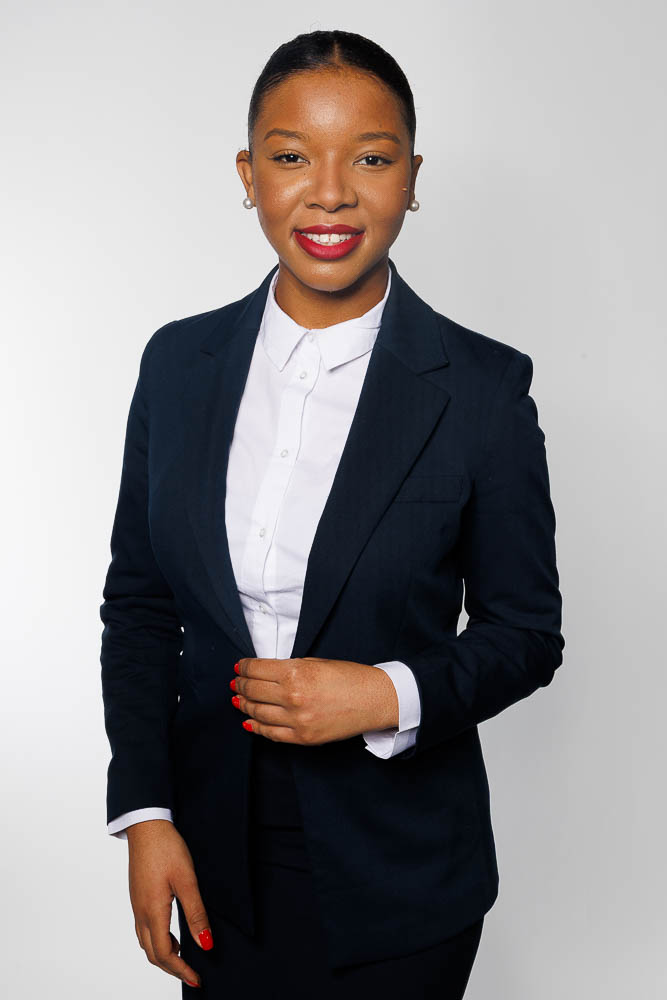 Portrait professionnel de Priscilia en tenue de personnel navigant, studio Paris 2e arrondissement