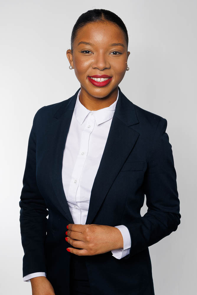 Steward élégante posant devant fond neutre, séance photo personnalisée pour PNC à Paris