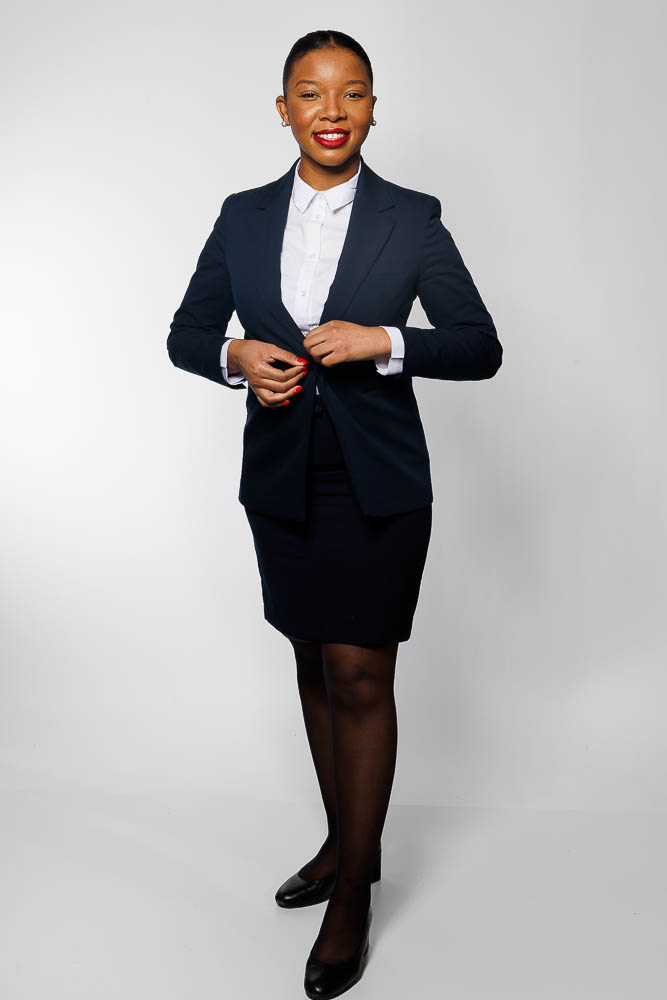 Portrait dynamique d’une candidate PNC avec éclairage professionnel en studio Parisien.