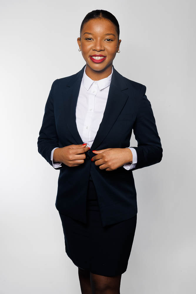 Portrait corporate en fond neutre valorisant le charisme d’une professionnelle PNC.