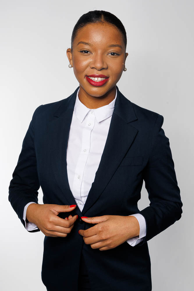 Image nette et lumineuse d’une candidate PNC mettant en avant posture et expression confiante.