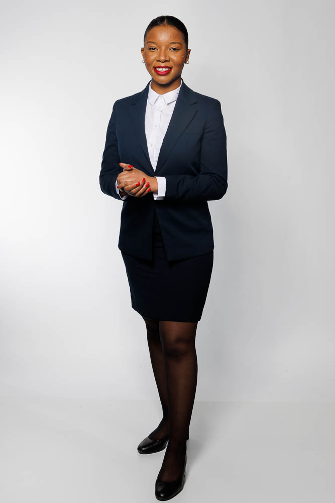 Portrait naturel et soigné d’une professionnelle PNC prêt pour dossier candidature et profils pro