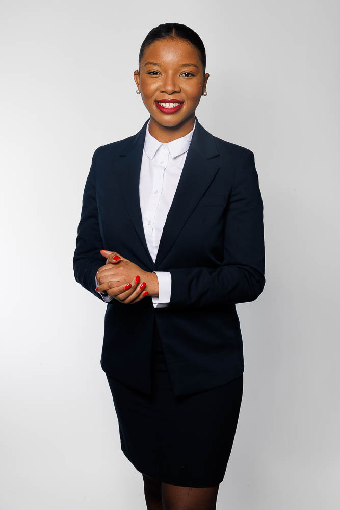 Candidat PNC en pose professionnelle, éclairage doux et ambiance corporate dans notre studio Parisien