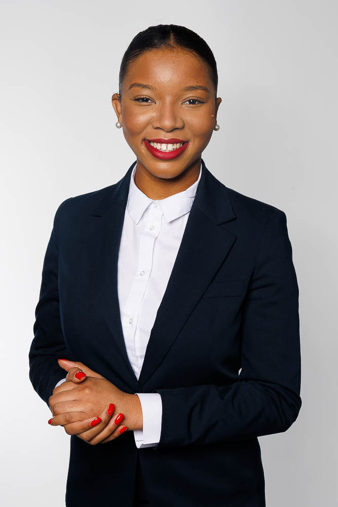 Portrait dynamique d’une candidate PNC en uniforme, fond neutre et expression confiante