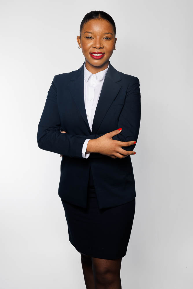 Steward en uniforme soigné, représentant le professionnalisme et la sympathie attendus des PNC