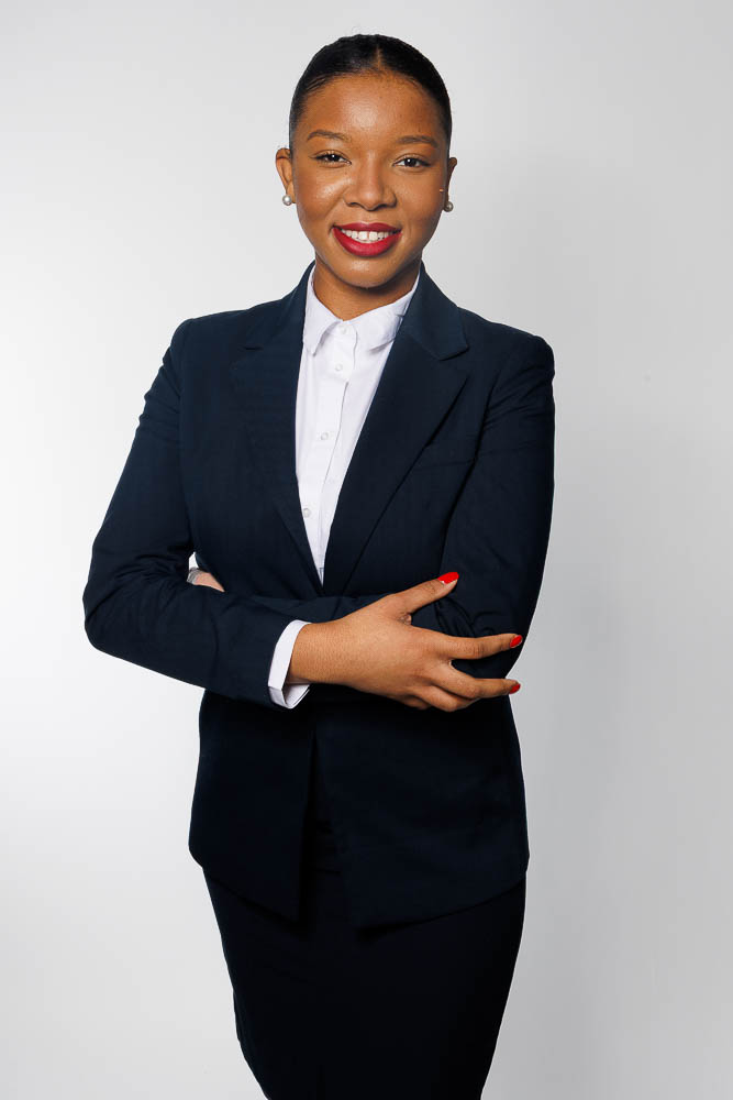 Portrait professionnel d'hôtesse de l’air souriante en uniforme élégant, incarnant confiance et sérieux