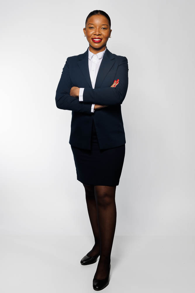 Portrait studio élégant d'une femme du personnel navigant commercial à Paris, accent sur le visage