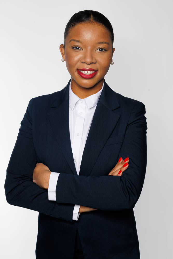 Portrait soigné d'une copilote ou steward avec une expression accueillante et déterminée