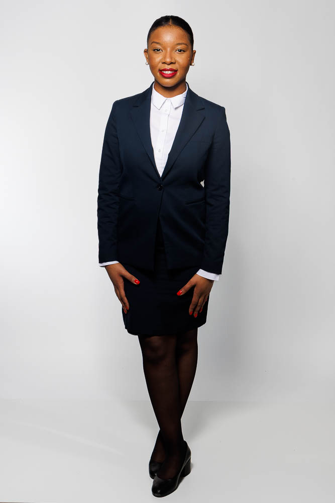 Cliché studio d'une hôtesse de l'air avec un éclairage doux pour un rendu professionnel