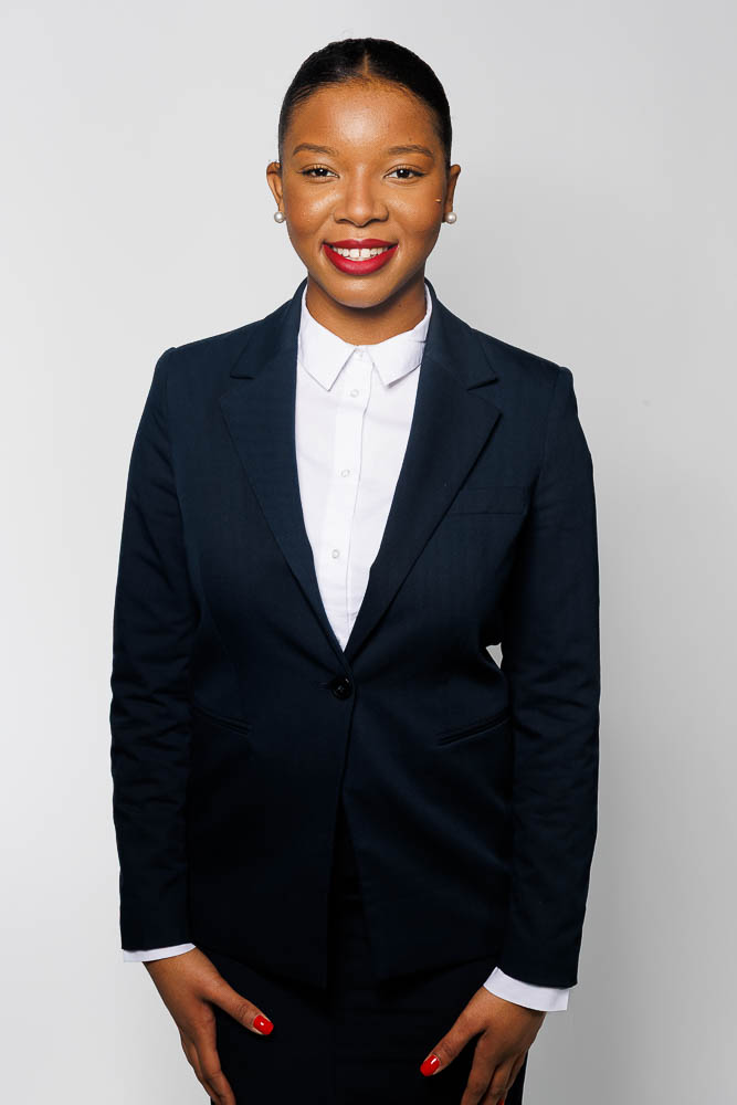 Membre du personnel navigant féminin affichant un sourire confiant en portrait studio