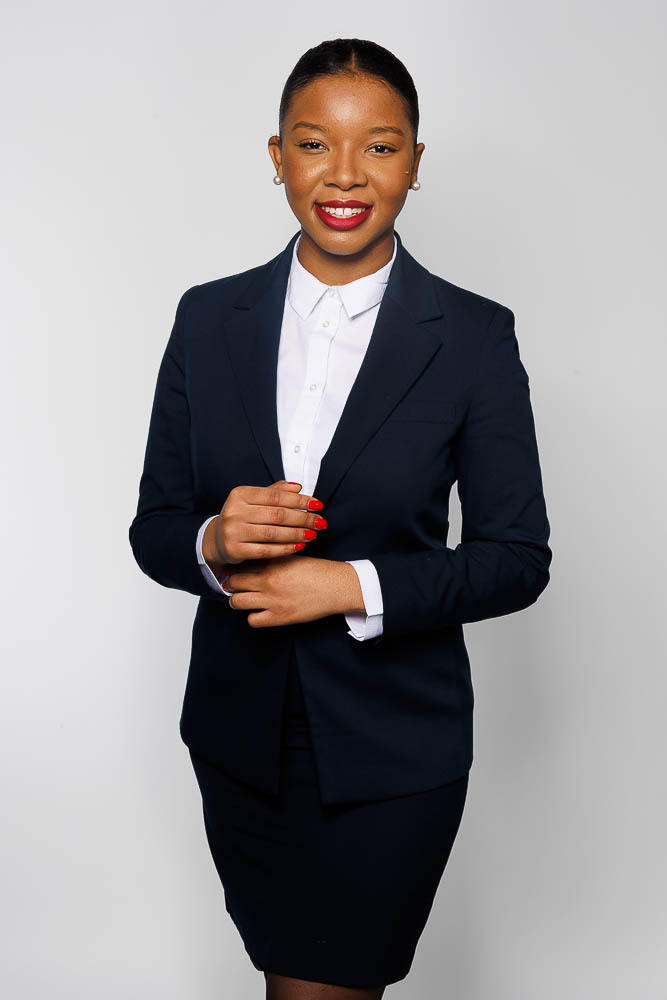 Portrait moderne et soigné d'une membre du personnel navigant commercial prêt à valoriser son profil