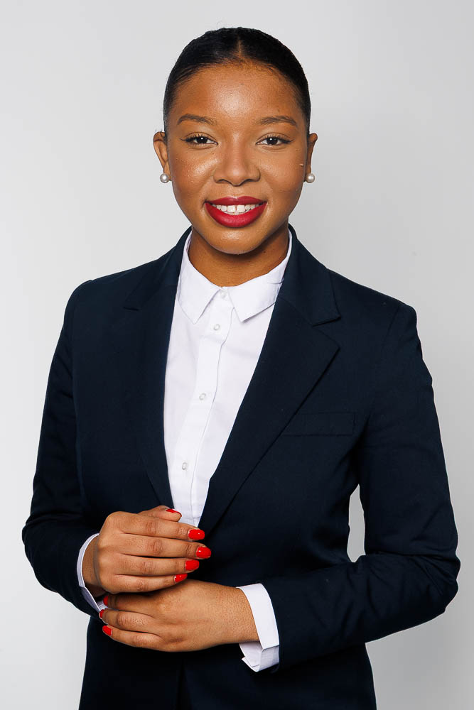 Portrait professionnel d'une hôtesse de l'air élégante en uniforme dans un studio parisien