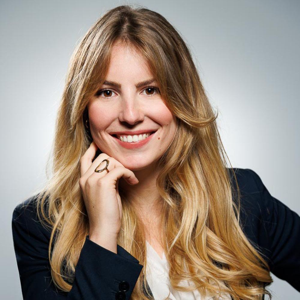 Femme souriante en studio, idéale pour photo CV à Paris