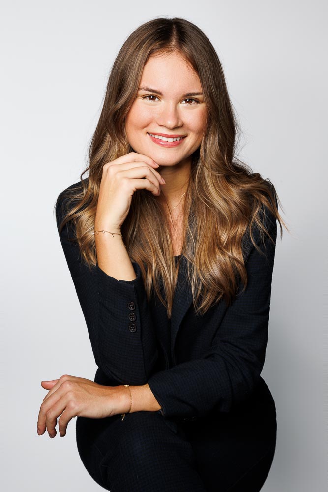 Ambiance studio avec fond épuré et lumière douce pour un rendu premium en portrait d’affaire