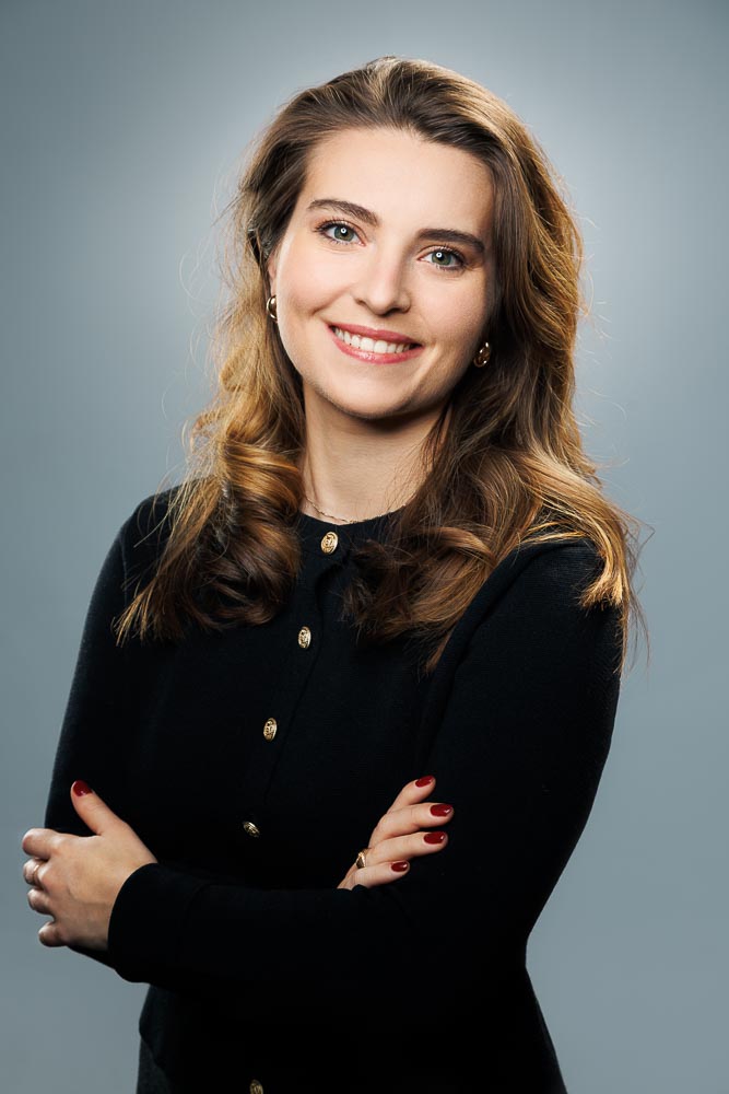 Capucine avec un sourire authentique, capturée dans un cadre épuré et moderne