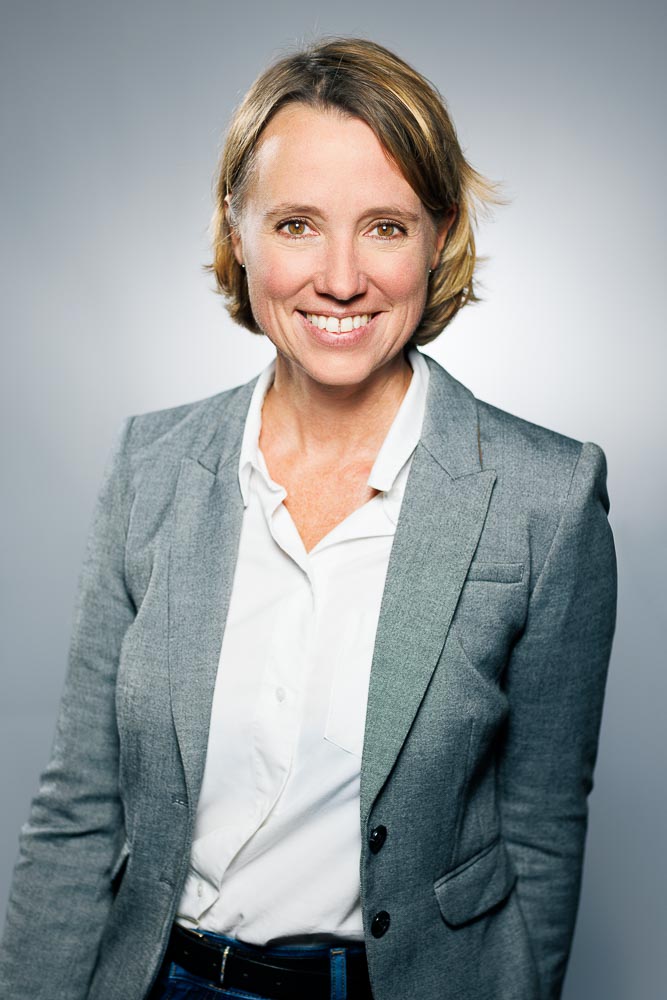 Photographe spécialisé médecins accompagne avec conseils de posture et expression pour photos professionnelles Doctolib