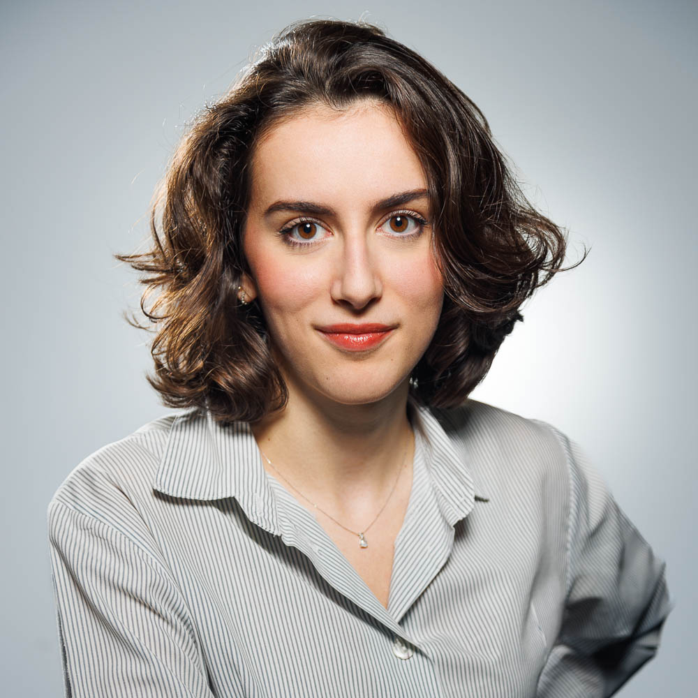 Portrait professionnel en studio à Paris, mettant en valeur une image soignée et crédible.