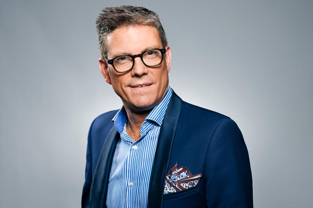 Portrait professionnel d'un dirigeant d'entreprise en studio