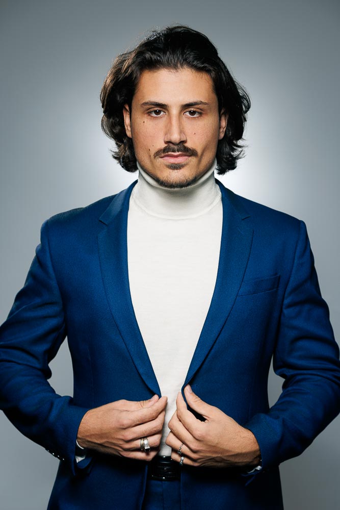 Portrait naturel d’un homme posant devant un décor moderne à Paris pour CV.