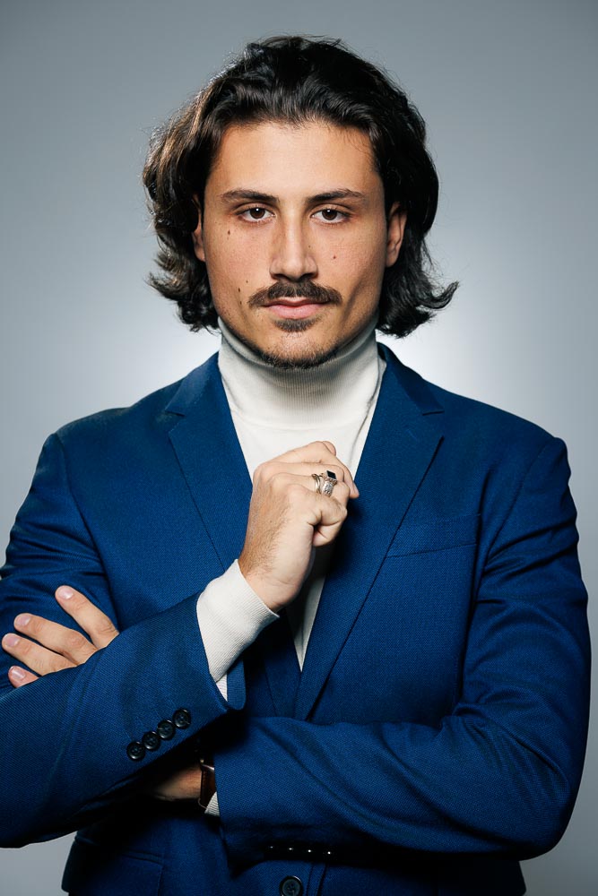 Candidat masculin capturé en lumière naturelle valorisant son sérieux professionnel.