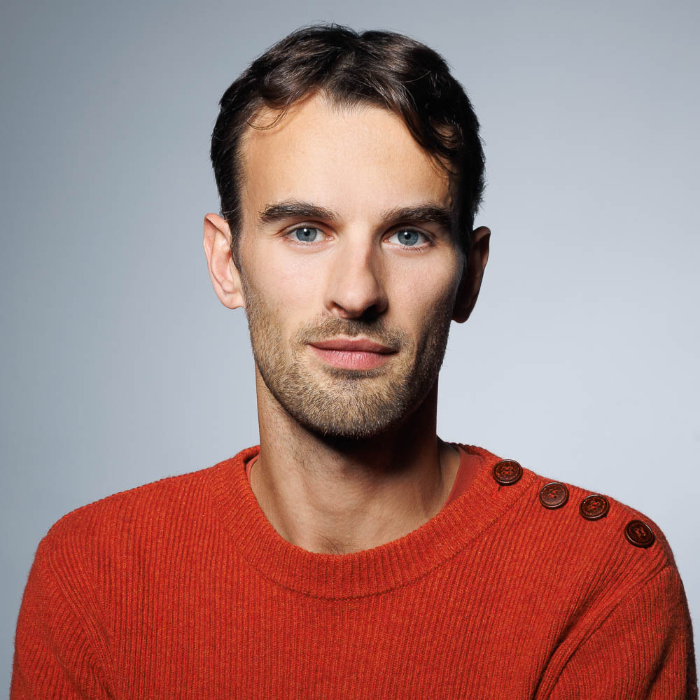 Portrait professionnel d'un collaborateur en studio