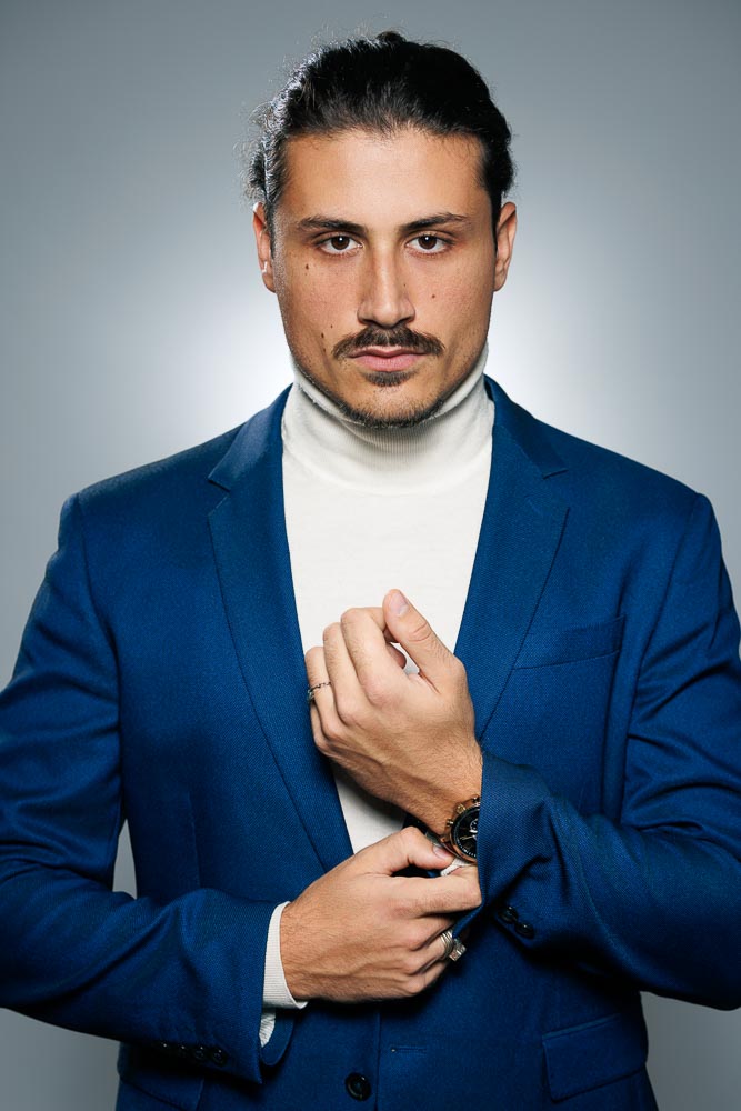 Portrait dynamique en extérieur d’un homme visant une carrière professionnelle à Paris.