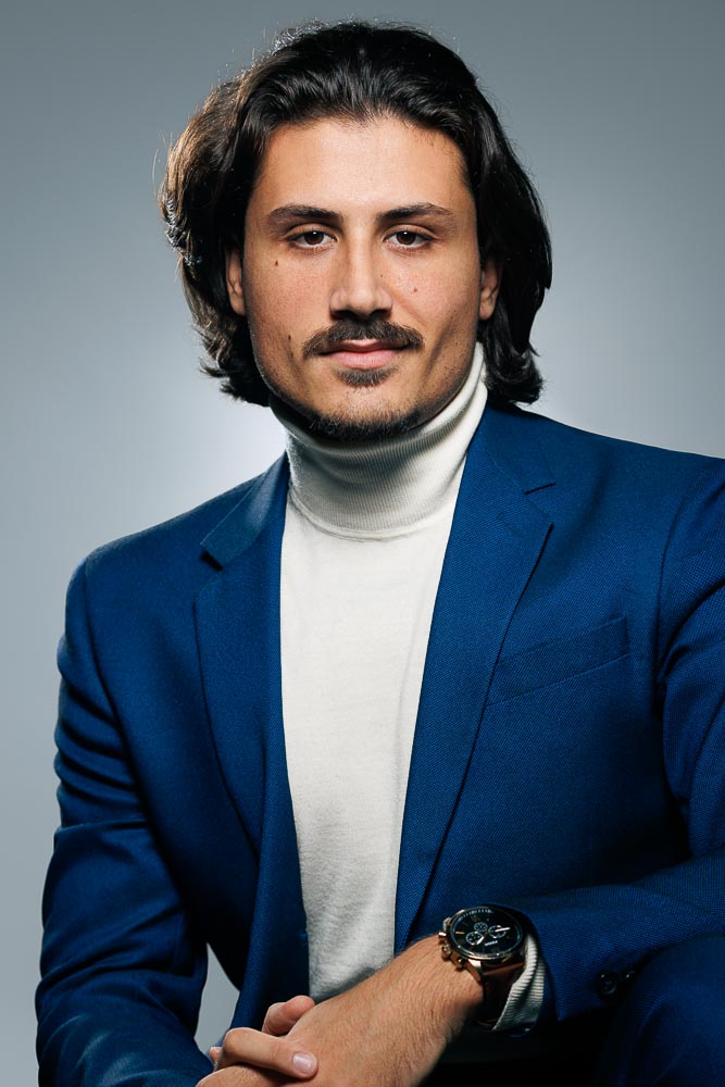 Portrait formel d'un homme en costume à Paris pour un CV professionnel.