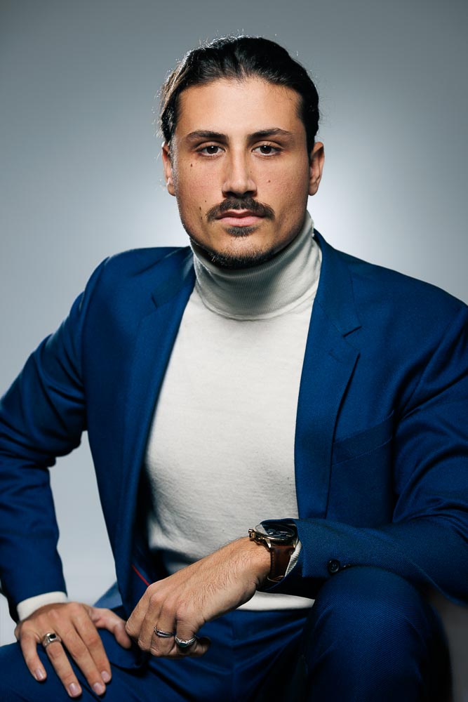 Homme confiant avec un arrière-plan urbain parisien pour photo CV.
