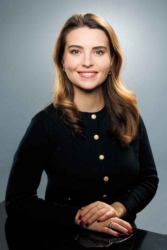 Plan moyen de Capucine dans une ambiance professionnelle et sobre, parfaite pour un CV