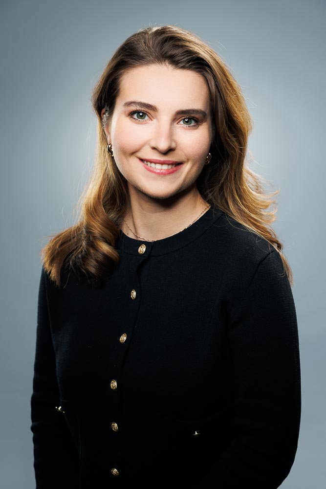 Portrait dynamique avec Capucine adoptant une posture engageante et naturelle